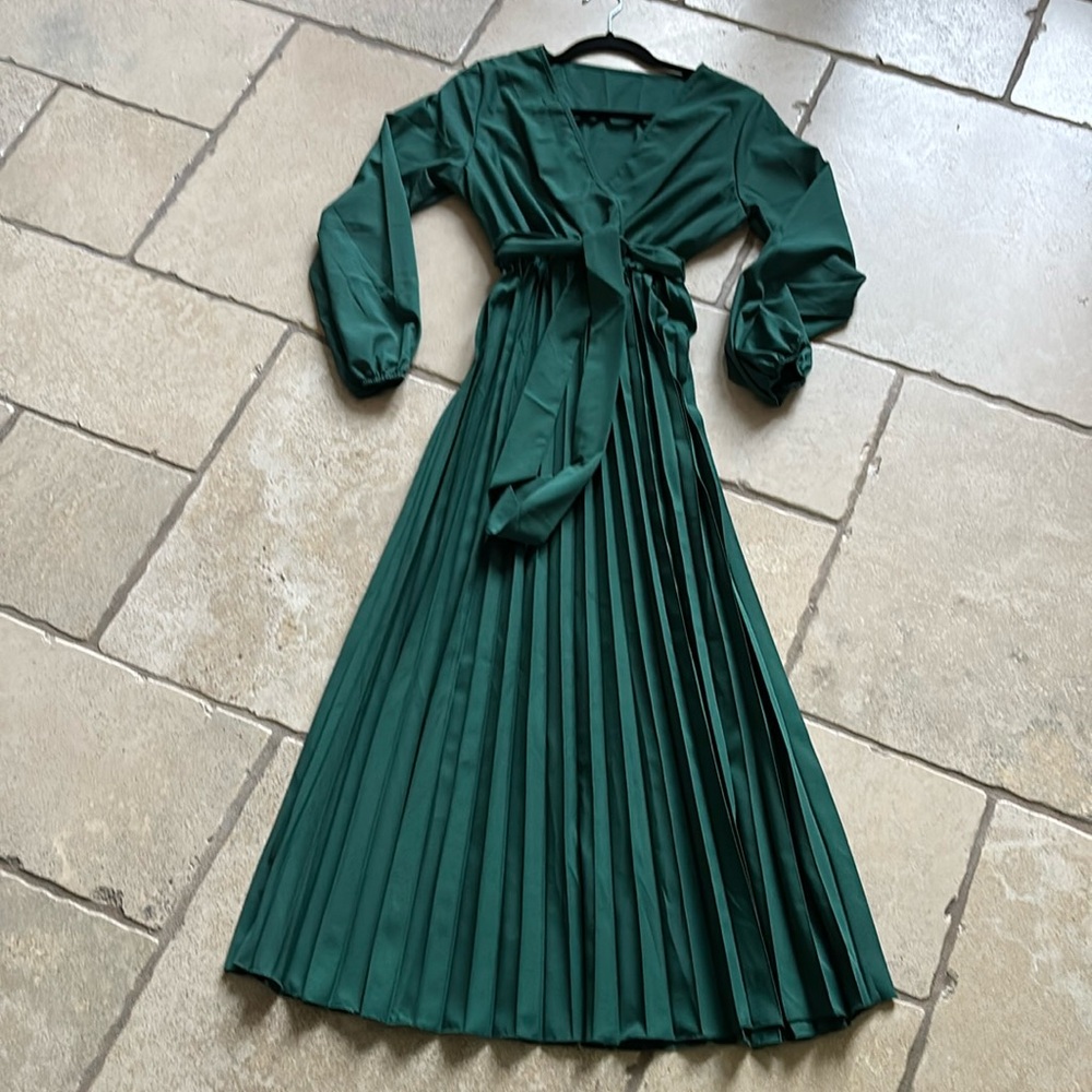 Brand new never worn green dress with pleading removable tie belt